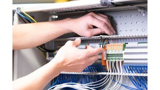 Für Spie Buchmann lässt sich mit der Wago Reihenklemme Topjob S mit Hebel der Wechsel von verschiedenen Anschlüssen in einer kürzeren Zeit bewerkstelligen. (Wago)