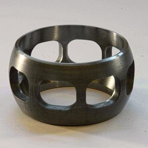 Kugelkäfige werden in zahlreichen Varianten hergestellt. Unterschiede gibt es sowohl bei der Form und Größe als auch bei der Anzahl der Fenster.(Bild:  Karl Klink)