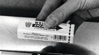 Der erste Scan eines Barcodes auf einer Kaugummipackung. (Bild: Wrigley’s/GS1)