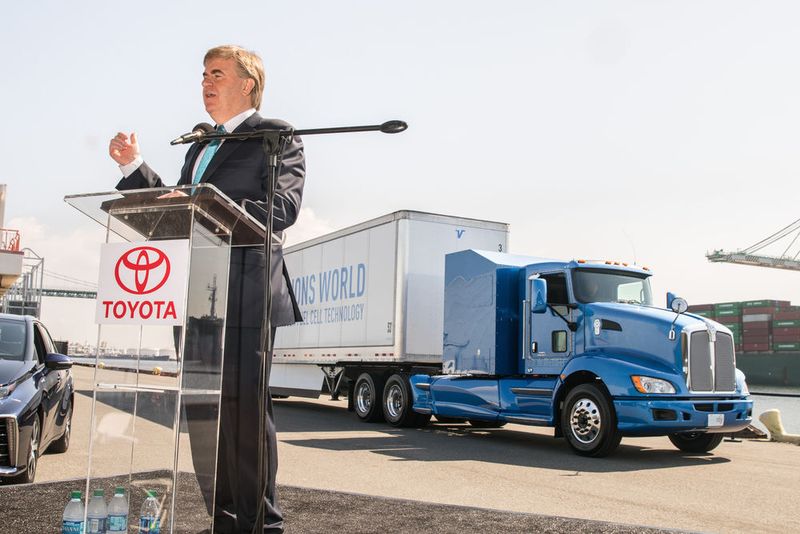 „Die wasserstoffbasierte Brennstoffzellentechnologie hat enormes Potenzial, der Antrieb der Zukunft zu werden“, ist Bob Carter, Chef von Toyota Motor North America, überzeugt.  (Toyota)