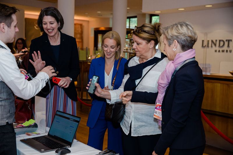 Wie die Veranstaltungs-App funktioniert, wurde natürlich auch erklärt. (Bild: www.hamann.photo)