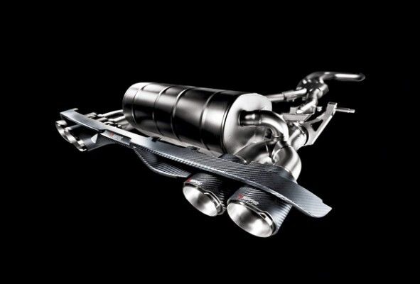 Red Dot Award 2015 - Abgasanlage Evolution Line (Titan) mit Endrohren und Diffusor aus Carbon für den BMW M3/M4 von Akrapovič, Slowenien: Die Evolution-Line-Abgasanlage wird aufwändig und teils im Gussverfahren aus hochwertigem Titan gefertigt. Sie verleiht dem BMW M3/M4 mehr Leistung und Drehmoment bei gleichzeitiger Gewichtsreduzierung um 11 kg (28 Prozent). Dank der im Vergleich zur Serienversion größeren Rohre wird der Abgasdruck verringert. Bei der Gestaltung wurde zudem großer Wert auf einen tiefen, sportlichen Klang gelegt. Das Erscheinungsbild der Anlage wird durch die prägnanten Endrohre aus Carbon sowie einen elegant geformten Carbon-Diffusor geprägt. (Bild: Red Dot)