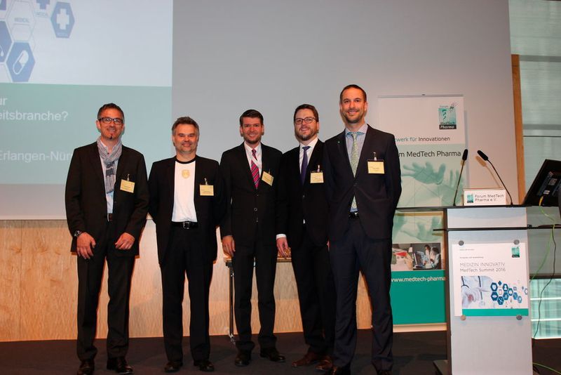 Moderator und Devicemed-Chefredakteur Peter Reinhardt (li.), sowie die vier Vortragenden: Dr. Torsten Eckardt (Hermes Arzneimittel), Dr. Christoph Steinhauser (Siemens Healthinieers), Matthias Raß (Universität Erlangen-Nürnberg) und Dr. Patrick Pfeffer (Aescuvest) (v.l.n.r.). (Reinhardt/Devicemed)