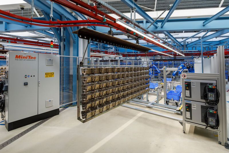 After cleaning, the racks automatically move to the correct removal point. (Image:Yaskawa Europe)