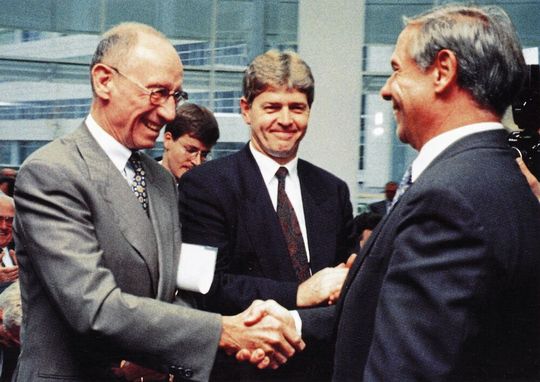 Der ehemalige Vorstandsvorsitzende von Daimler-Benz, Edzard Reuter (links), übergibt das Forschungszentrum Ulm an seinen zuständigen Vorstandskollegen Prof. Hartmut Weule (rechts).(Bild:  Daimler AG)