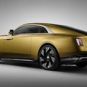 Hinten gibt es vertikale Heckleuchten.(Bild:  Rolls-Royce)