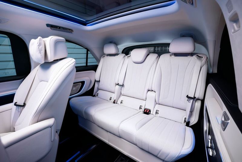 Die Einzelsitze in Reihe zwei lassen sich mit einer Dreiersitzbank ganz hinten kombinieren. (Bild: Mercedes-Benz)