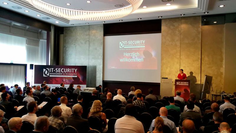 Anstoß zur IT-Security Conference 2018 in München! Die Teilnehmer freuen sich auf einen ereignisreichen Tag. (Bild: Vogel IT-Akademie)