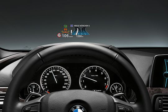 Im Gegensatz zur ersten Generation kann das neue Head-up-Display von Continental Farben darstellen.  (Foto: BMW)