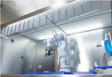 Das Herzstück der Anlage ist das speziell für den Hygiene- und Reinraumbereich konzipierte  Industrieroboter-Modell Motoman HD7 von Yaskawa.(Bild:  Goldfuß Engineering GmbH)