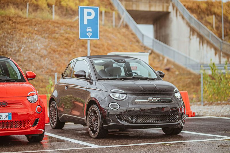 Auch im Stand kann der Fiat 500e dank eines Moduls unter dem Asphalt induktiv geladen werden. (Bild: Stellantis Germany)