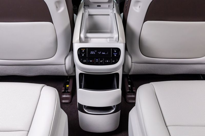 Fahrgäste in der zweiten Reihe können ebenfalls auf die Staufächer der Mittelkonsole zugreifen. (Bild: Hyundai)