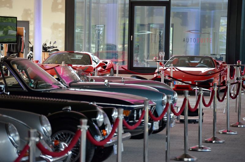 ... stellten treue Kunden des Autohauses Märtin ihre automobilen „Schätzchen“ für das Wochenende ein. (Bild: Rehberg / »kfz-betrieb«)