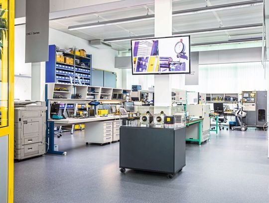 Im Repair Center überholt Fanuc jährlich zwischen 14.000 und 16.000 Teile, von Servomotoren über Roboter-Handgelenke bis hin zu Leiterplatten und Verstärkern. (Bild:  Fanuc Europe)