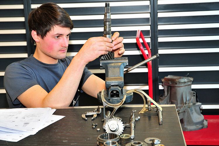 ...und Christian Gasser beim Zusammenbau eines Getriebes. (Foto: Schmidt)