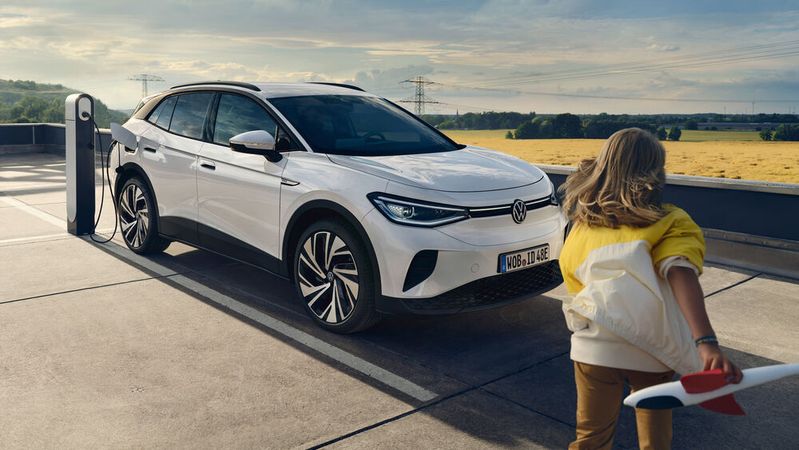 Elektroautos tragen zur Verkehrswende bei. Zu langes Zögern kommt der Wirtschaft jedoch teuer zu stehen.(Bild:  Volkswagen AG)