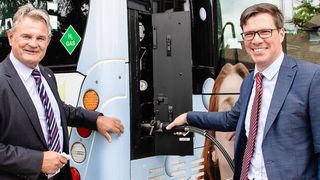 Wasserstoff alaaf! Köln macht mit "grünem" Gas Stadtbusse mobil. Von links nach rechts: Stephan Santelmann (Landrat Rheinisch-Bergischer Kreis), Günter Rosenke (Landrat Kreis Euskirchen als Aufsichtsratsvorsitzender der RVK) 
 (aschoffotografie)