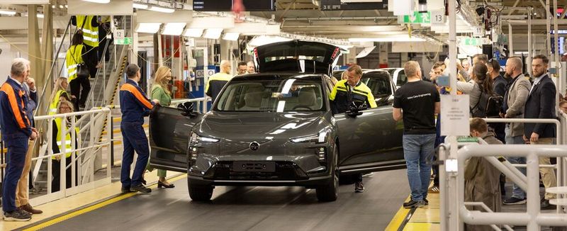 Einstieg in die Zukunft: Volvo CEO Håkan Samuelsson fuhr beim Start-of-Production-Termin den ersten Serien-EX60 eigenhändig vom Band.(Bild:  www.weigl.biz/ Volvo Cars)