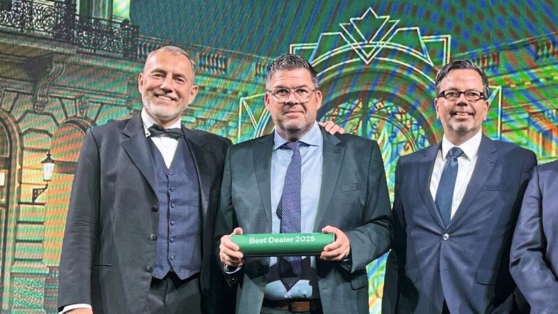 Aufnahme in die Riege der „Best Dealer“ von Skoda: Christian Welling (Mitte), Geschäftsführer von Graf Hardenberg, nahm die Ehrung entgegen von Skoda-Vertriebsvorstand Martin Jahn (l.) und Deutschland-Geschäftsführer Frank Barwasser.(Bild:  Graf Hardenberg)