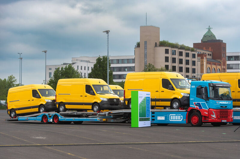 Die neuen E-Autotransporter der Mosolf Group wurden von der Schweizer Designwerk Technologies AG in Kooperation mit dem Fahrzeugtransporter-Spezialisten Kässbohrer Transport Technik GmbH entwickelt und gebaut. Hier beladen mit drei Sprintern von Mercedes-Benz. (Bild: Mosolf)