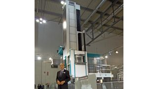 Ettore Batisti von Pama freute sich, auf der EMO in Mailand die größte Maschine ausstellen zu können. Mit einem Y-Verfahrweg von 6500 mm reichte die Maschine bis knapp unter die Decke der Halle 1. Bild: Fouhy (Archiv: Vogel Business Media)