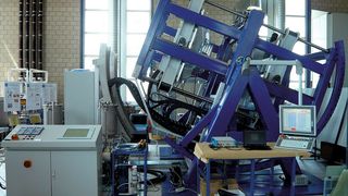 Für die großserientaugliche Herstellung flächiger Bauteile aus faserverstärkten Kunststoffen (FVK) wurde eine automatisierte Spaltimprägnieranlage als Prototyp entwickelt.  (Bild: IKV)