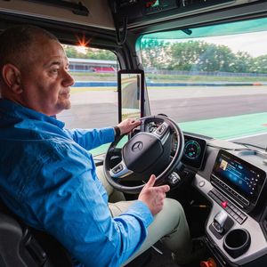 Marco Hellgrewe ist im echten Leben Offizier bei der Bundeswehr. Nun hat er einen neuen Weltrekord aufgestellt.(Bild:  © Daimler Truck AG)