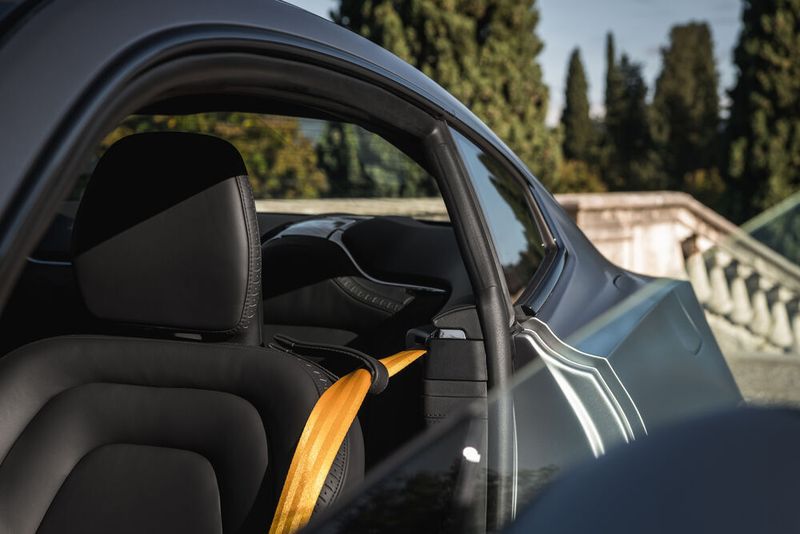 Der Durchstieg und das Platznehmen auf den hinteren Sitzen erinnert an den Porsche 911: Für Menschen über 1,45 Meter kaum zumutbar. (Polestar)