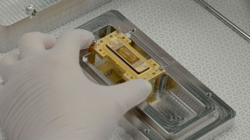 IonQ hat den ersten europäischen Quantencomputer in Betrieb genommen: Das Forte-System von IonQ lässt sich auf bis zu 36 algorithmische Qubits (#AQ) skalieren und kann über 34 Milliarden Möglichkeiten gleichzeitig verarbeiten.  (Bild: IonQ)