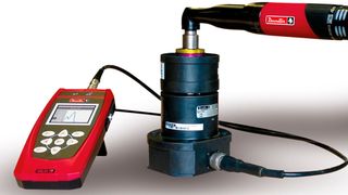 Die transportablen Delta-Messgeräte eignen sich zur Überwachung aller Arten von Montagewerkzeugen. In Kombination mit Standard-Messwertaufnehmern der Typen DRT oder DST von Desoutter lassen sich damit Impulsschrauber, Abschaltschrauber oder Drehmomentschlüssel justieren, überwachen sowie Schraubverbindungen analysieren. (Bild: Desoutter)