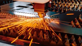 Online-Fertigung ist die Zukunft für die blechbearbeitende Produktion. (© Super8 | Shutterstock)