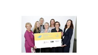 Prof. Verena Metze-Mangold (rechts), Präsidentin der Deutschen Unesco-Kommission, zeichnete das Projekt Anlinaus. V.l.n.r.: Kornelia Haugg (Leiterin der Abteilung Berufliche Bildung, Lebenslanges Lernen, Bundesministerium für Bildung und Forschung), Christin Vater (BBW Wittenberg), Prof. Gerhard de Haan (Wissenschaftlicher Berater der Nationalen Plattform BNE), Annette Eschner (QFC), Marny Schröder und Theresa Grauer (Provadis).  (2017 Deutsche Unesco-Kommission)