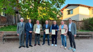 Ehrungen mit der ZDK-Ehrennadel (v.l.): Michael Kraft, Präsident des Kfz-Gewerbe Hessen und ZDK-Hauptgeschäftsführer Jürgen Hasler gratulieren Horst Püschel, Ralf Baumgärtner, Hans Günther Vögler, und Johannes Spieß. Mit dabei, Joachim Kuhn, Geschäftsführer Kfz-Gewerbe Hessen.

 (Bild: Kfz-Gewerbe Hessen)