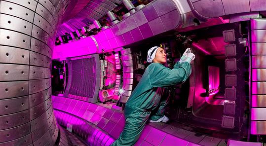 Die jüngste Experimentkampagne an der weltweit leistungsstärksten Kernfusionsanlage vom Typ Stellarator, „Wendelstein 7-X“ des Max-Planck-Instituts für Plasmaphysik (IPP) in Greifswald, im Nordosten Deutschlands, hat kürzlich neue Rekorde aufgestellt.(Bild:  Max-Planck Institut)