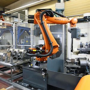 Roboterhersteller sind gehalten, durch neue Technologien und Fortschritte in den Disziplinen Leichtbau, Antriebstechnik, Programmierung und Steuerungstechnik den Energieverbrauch zu reduzieren und einen nachhaltigen Betrieb der Maschinen zu gewährleisten.