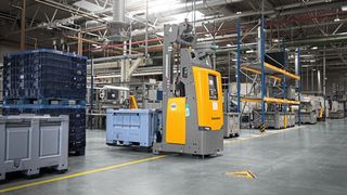 Das fahrerlose Transportfahrzeug EKS 215a übernimmt in der Produktion die automatisierte Ein- und Auslagerung von Paletten. (Bild: Jungheinrich)