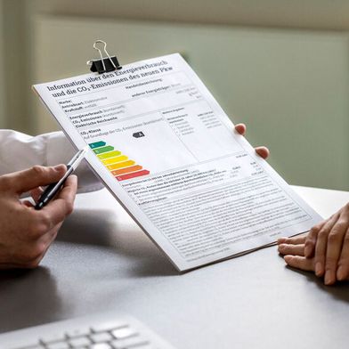 Kleinteiliger und spezifischer sind die Vorgaben, die die neue Pkw-EnVKV für die nun insgesamt für verschiedene Labels vorsieht, die der Autohändler an Neuwagen auslegen muss. (Bild: Silke Reents)