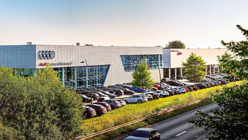 Ob Unternehmensstruktur, interne Prozesse, neue Angebote für Flotten- wie Privatkunden
oder Berufsbilder: Bei der Dortmunder Autohausgruppe Hülpert ist aktuell alles im
Fluss. Ganz klassisch in Glas und Stein investiert sie trotzdem. So hat sie 19 Millionen Euro in den Neubau des Porsche Zentrums Dortmund investiert - das weltweit erste in der neuen CI. (Hülpert)