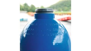 50-Liter-Stahlflasche und Stahlflaschen-Beschichtungsanlage: Worthington veredelt seine Stahlflaschen mit der besonders widerstandsfähigen Longlife Powercoat-Pulverbeschichtung. (Worthington Industries)