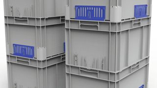 Der Click Holder ist ein ansteckbarer Etikettenhalter, mit dessen Hilfe einzelne Behälter mühelos identifiziert und nachverfolgt werden können. (Bild: Schoeller Allibert)