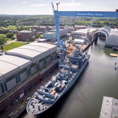 Blick auf die Kieler Werft CMN Naval Yards, die derzeit sowohl Rheinmetall als auch TKMS kauftechnisch im Visier haben. Rheinmetall hat zwar mehr Geld, aber TKMS hat dazu auch was zu sagen ... (Bild: CMN Naval Yards)