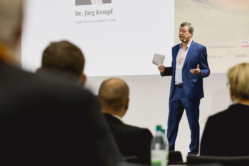 Nach der spanneden Breakout Session am Morgen begrüßt PROCESS-Chefredakteur Dr. Jörg Kempf offiziell alle Teilnehmer zum zweiten Tag der Rotating Equipment Days in Würzburg. (Bild: Stefan Bausewein)