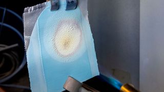 Wacker zeigt auf der Battery Show in Stuttgart vom 9. bis 11. Juni, was man mit Silicon in der Elektromobilität alles erreichen kann. Dazu gehört etwa das Elastomer Elastosil CM RT, das sich bei einwirkender Hitze in Keramik verwandelt und Strahlung abschirmt. Aber das ist noch nicht alles ... (Bild: A. Zeller / Wacker)