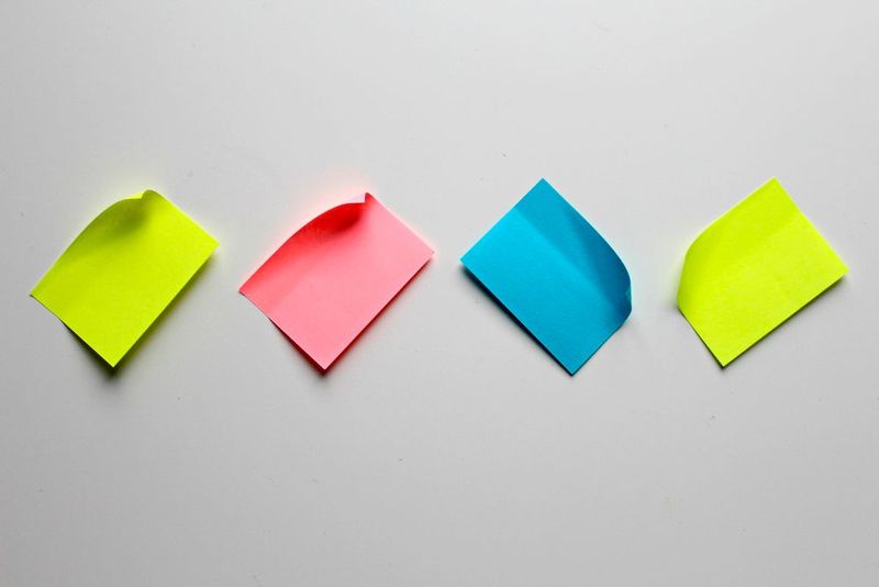 Der US-amerikanische Wissenschaftler Arthur Fry arbeitete als Produktentwickler bei dem Klebstoffhersteller 3M. Sein Kollege Spencer Silver hatte einen neuartigen Klebstoff entwickelt, der zwar auf Materie haftete, aber zu schwach war, um dauerhaft zu heben. Was zunächst als nutzlos galt, entwickelte Fry weiter – und die Idee dazu kam ihm in einer Kirche. Er war Mitglied in einem Kirchenchor und legte Zettel in das Gesangbuch, um sich die Seiten zu merken. Doch beim Öffnen fielen ihm die Zettel oft heraus. Ihm kam die Erleuchtung: Mit dem „nutzlosen“ Klebstoff von Silver könnte man die Zettel in einem Buch befestigen, ohne die Seiten zu beschädigen. Er entwickelte seine Idee und 1980 kamen schließlich Post-Its auf den Markt. (Bild: gemeinfrei)