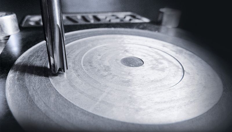 Bei der Ultrasonic-Technik führt die gezielte Einleitung einer Ultraschallschwingung in die Werkzeuglängsachse zu einer deutlichen Reduktion des Drehmoments, einer Werkzeugstandzeiterhöhung sowie einem verbesserten Spanbruch. (Bild: DMG Mori)