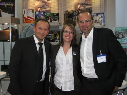 Tomica Kompes von MSI (li.) mit Iris Frimmel von Ingram Micro und Frank Markert von MSI (Archiv: Vogel Business Media)