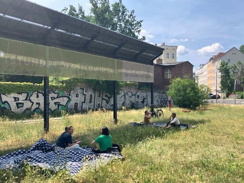 Mit dem letzten Vortrag über Verwaltungsreform (u. a. mit Berlins CDO Martina Klement) ging die Sommerkonferenz in diesem Jahr allmählich zu Ende. Doch nicht ohne ein bisschen Musik und Networking, um den Abend gemeinsam ausklingen zu lassen.  (Bild: Serina Sonsalla / Vogel IT-Medien)