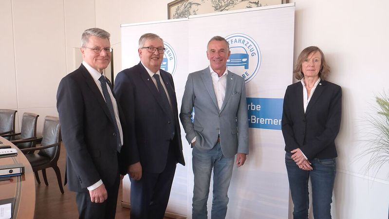Legten die Zahlen für das Kfz-Gewerbe Bremen vor: Hauptgeschäftsführer Christian Metje (v.l.), Präsident Karl-Heinz Bley, Obermeister Hans Jörg Koßmann und Innungsgeschäftsführerin Anke Kuckertz.(Bild:  Zietz - VCG)
