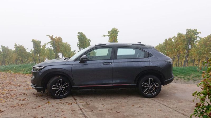 In der Seitenansicht fällt die recht große Bodenfreiheit des HR-V auf. Ein Geländewagen ist er aber nicht – Allradantrieb ist nicht verfügbar. (Bild: Rosenow – »kfz-betrieb«)