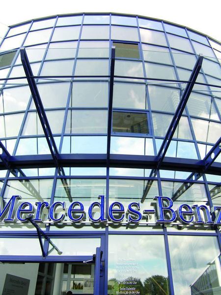 Volkswagen besitzt in Dresden eine Gläserne Manufaktur – Daimler immerhin eine gläserne Niederlassung. (Archiv: Vogel Business Media)